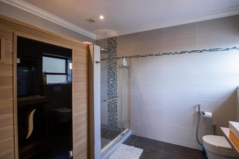 To Let 8 Bedroom Property for Rent in Walmer Estate Western Cape